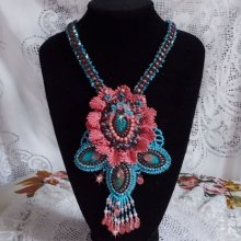 Naiade Plastron Haute-Couture-Halskette mit türkisfarbenen Cabochons, PureCrystal Kristallen, Spitze und verschiedenen Perlen.